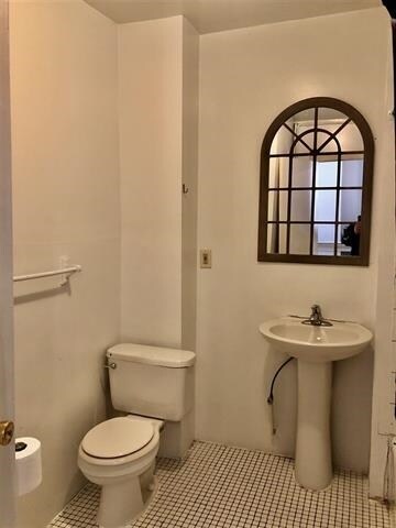 Building Photo - 435 Monmouth St