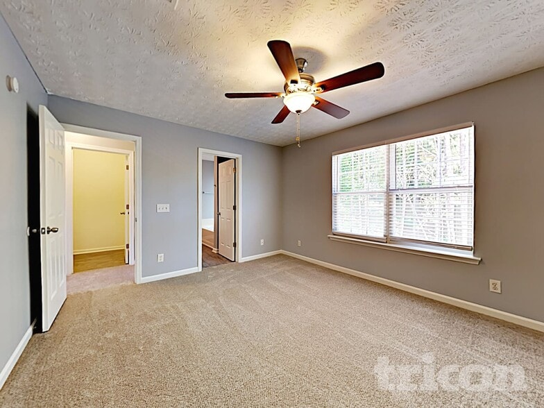 Building Photo - 1202 W Oaks Way