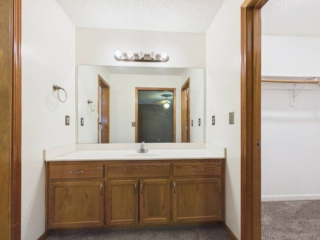Building Photo - 1213 Fox Run Dr