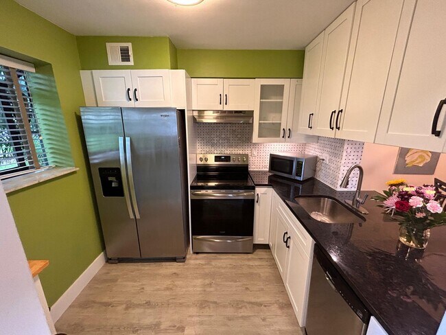Building Photo - 2733 S Oakland Forest Dr
