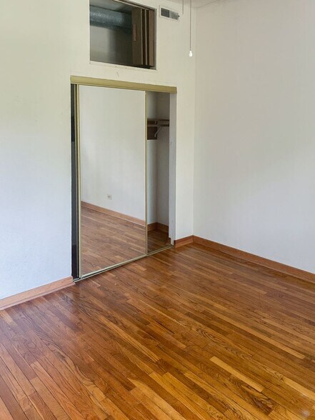 Building Photo - 877 W Lill Ave