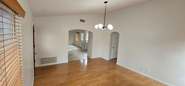 Building Photo - 3bed/2bth Single Level