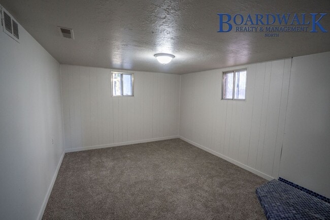 Building Photo - Pet Friendly 2 Bedroom Home