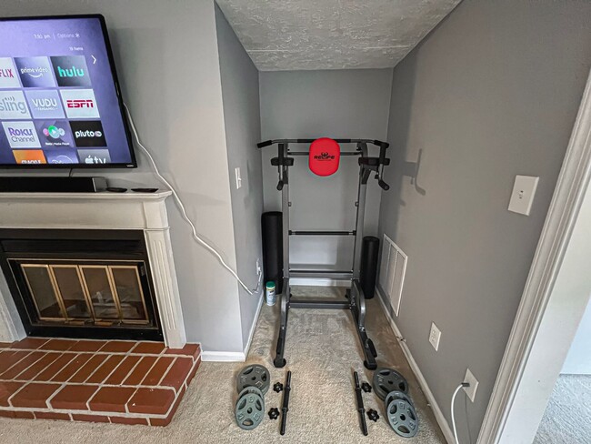 Building Photo - Fully Furnished And Stylish 1 Bedroom 1 Ba...