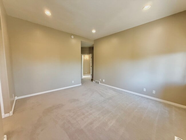 Building Photo - Garden Level in Luxury Home Available Now