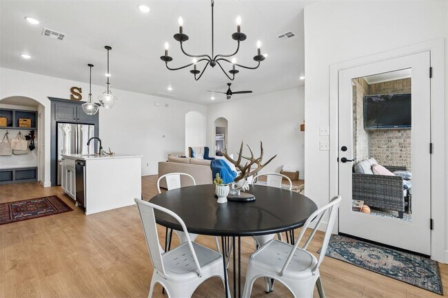 Building Photo - 2232 Los Angeles Ave