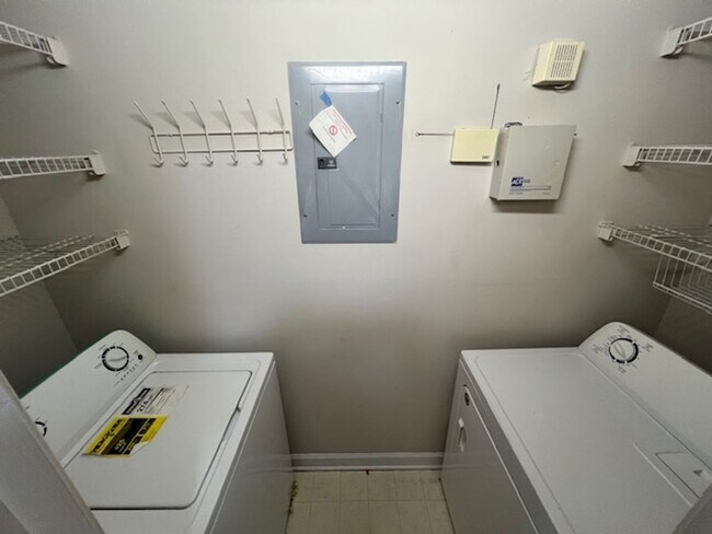 Building Photo - Waterfront - 2 Bed/2 Bath Condo - Pier 33 - Alley Kitchen - Fireplace - Washer/Dryer Included - C...