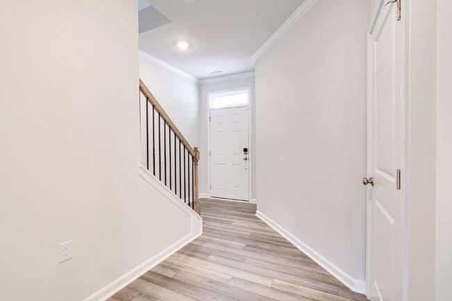 Building Photo - End-unit 3 bedroom townhome with Screened Porch!