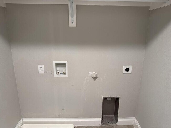 Building Photo - 6801 Jade Dr