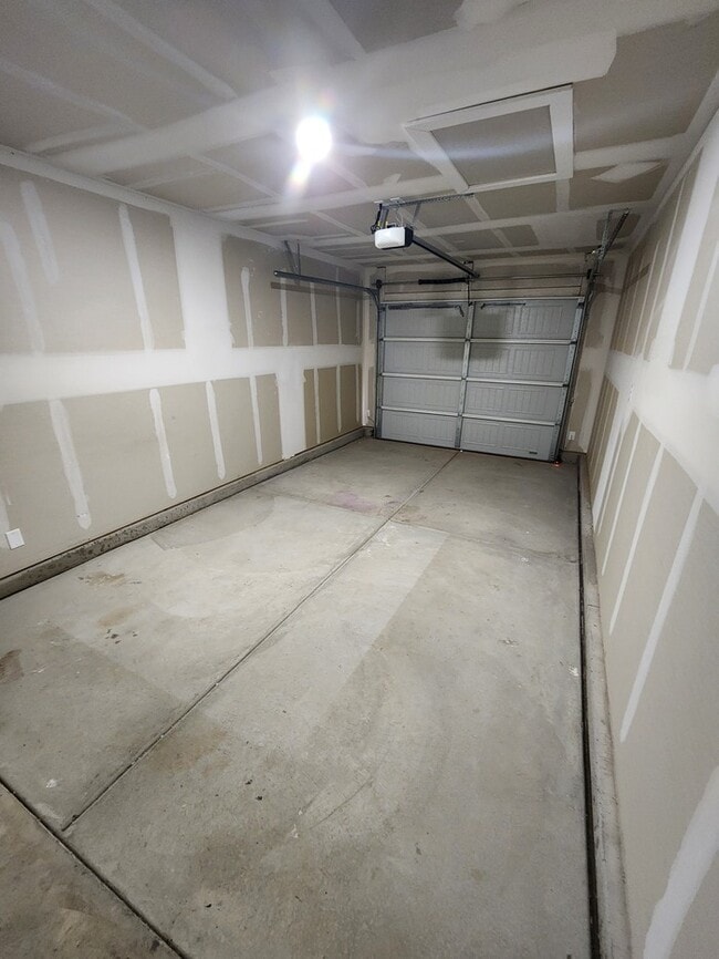 Building Photo - 3 bed 2 bath home, 1 car garage