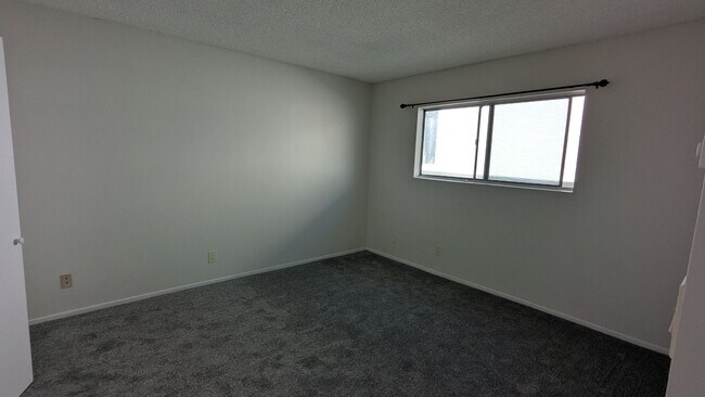 Building Photo - Beautifully Remodeled 2 Bed 1.5 Bath Santa...