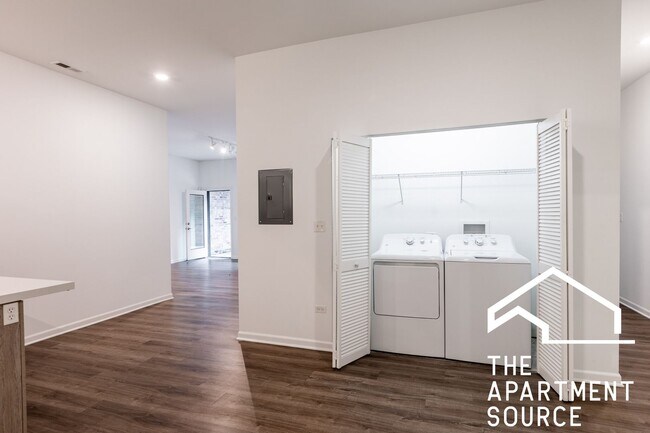 Building Photo - Spacious South Loop 2Bed/2Bath feat. Updated Kitchen & Large Patio!