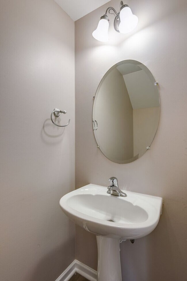 Building Photo - Beautiful Lenox Village Townhome!