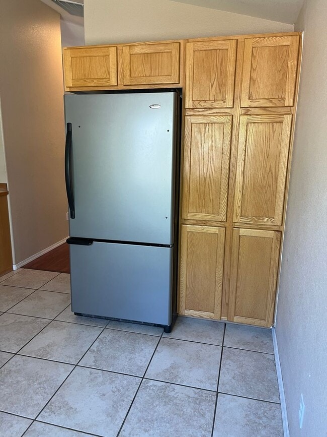 Building Photo - Beautiful 4 bedroom 2 bathroom single family house with Fenced backyard and 3 car garage