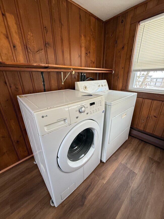 Building Photo - 1027 Monmouth St