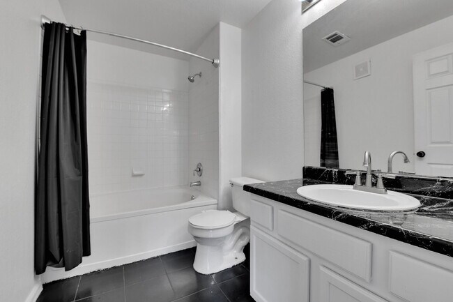 Building Photo - $2,000 - 2 Bed, 2 Bath Updated Townhome in...