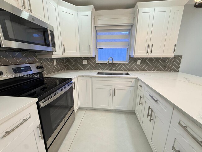 Building Photo - 123 1st St