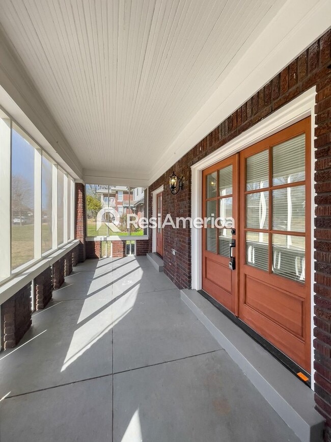 Building Photo - Stunning New Renovation in Midtown