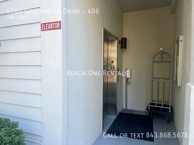 Building Photo - 4560 Greenbriar Dr