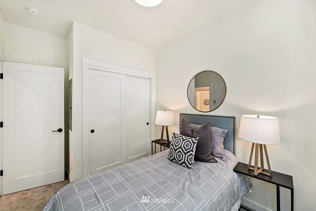 Building Photo - Beacon Hill - 2 Bedroom / 2 Bath Townhome