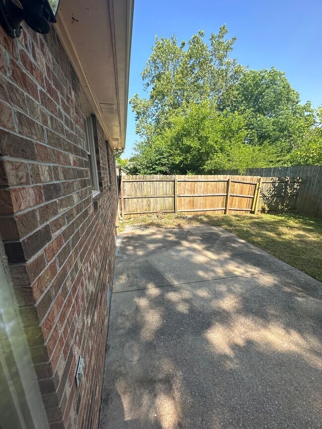 Building Photo - Cute 2 Bed 2.5 Bath House Near MTSU!