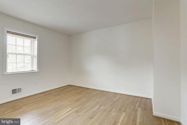 Building Photo - 10239 Gainsborough Rd