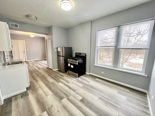 Building Photo - 2102 W 37th St