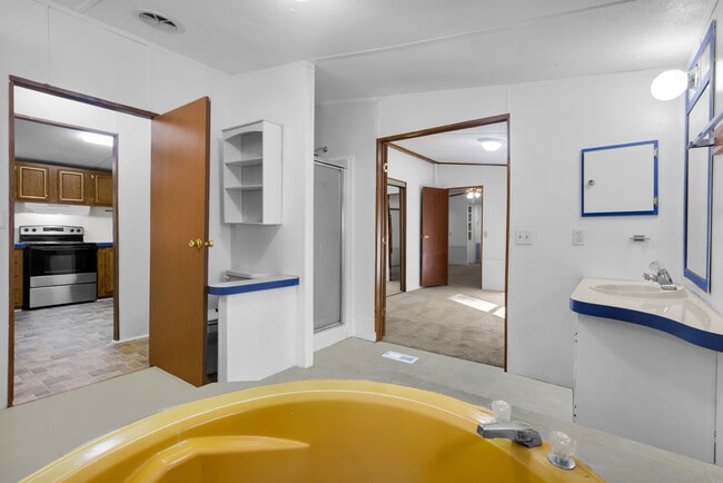 Building Photo - 220 Tree Ln