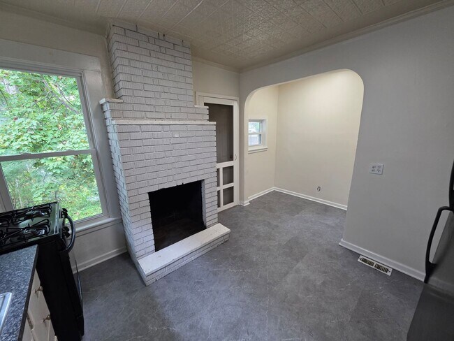 Building Photo - South Wedge Large 2 Bedroom Half House 1st Fl Floor Avail Now