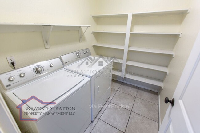 Building Photo - 2102 E Spruce Dr