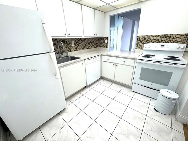 Building Photo - 1000 Parkview Dr