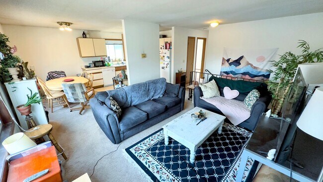 Building Photo - 3 Bed 1 Bath Apartment - Be Close To Everything!.