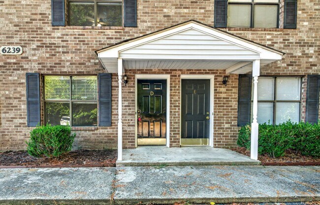 Building Photo - Convenient Living Near Park Circle