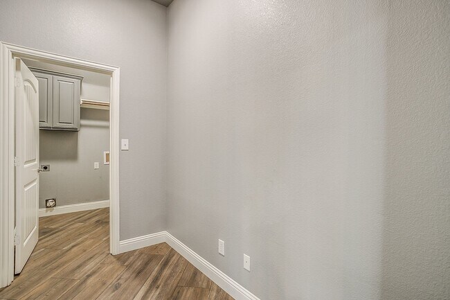 Building Photo - Beautiful 4 Bed, 2 Bath in Pristine Willow...