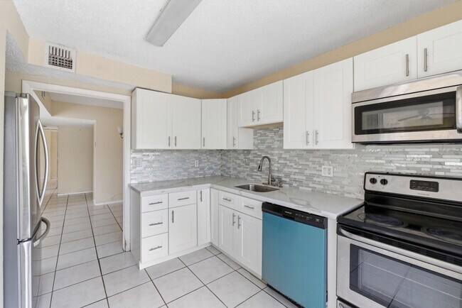 Building Photo - 4152 Inverrary Dr