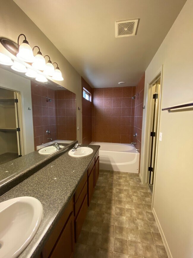 Building Photo - spacious 4 bedroom home in legends west
