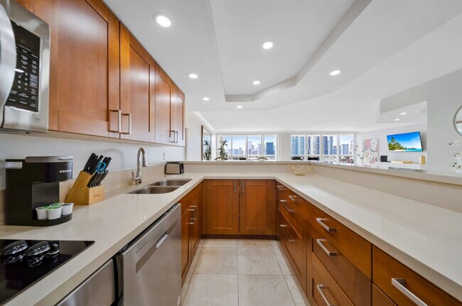 Building Photo - 1717 N Bayshore Dr