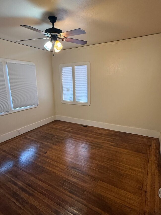 Building Photo - Huge 2 Bed House with a Shared Back Patio