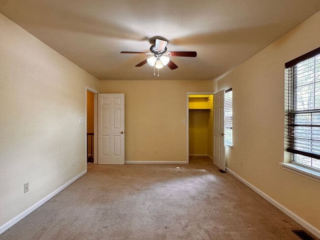 Building Photo - Briarwood Townhome close to NGIC and Hollymead Town Center!