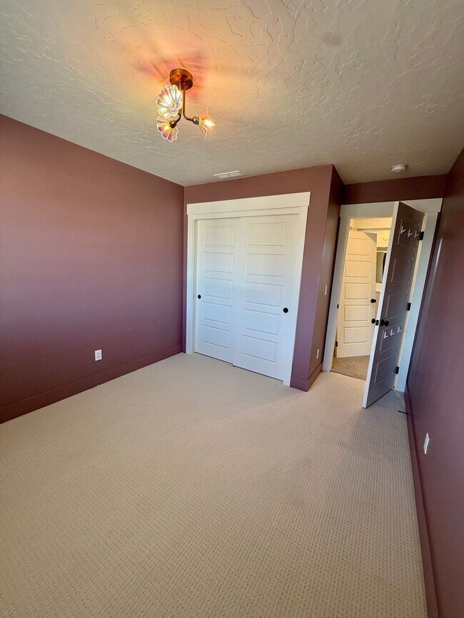 Building Photo - Welcome to this stunning newer home located in the vibrant city of Nampa, ID