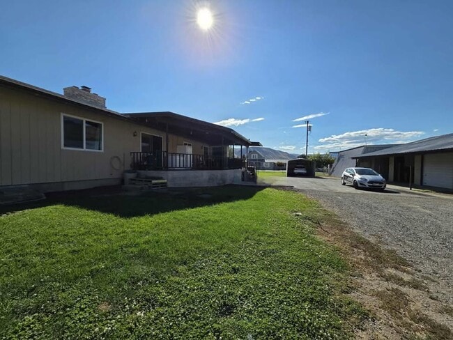 Building Photo - Large 3 Bedroom, 2.5 Bath on Beautiful, HU...