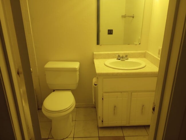 Building Photo - 2 bed, 1 Bath, 900 sqft with washer/dryer ...