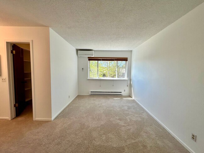 Building Photo - Beautiful & Bright Corner Condo in North Boulder