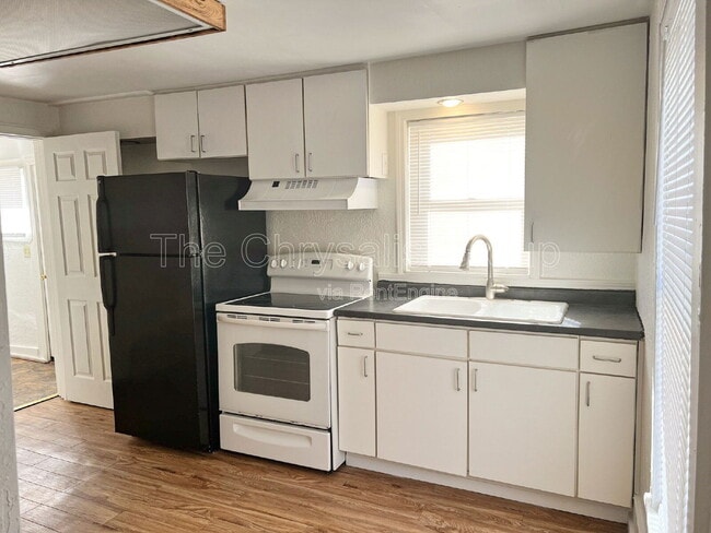 Building Photo - 537 1/2 Bucklin St