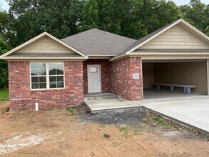 Building Photo - Come take a look at this three bedroom and two full bathroom home in Russellville, AR.