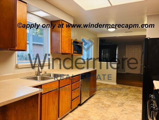 Building Photo - Charming 4 bedroom Home in Tahoe Park w/ E...