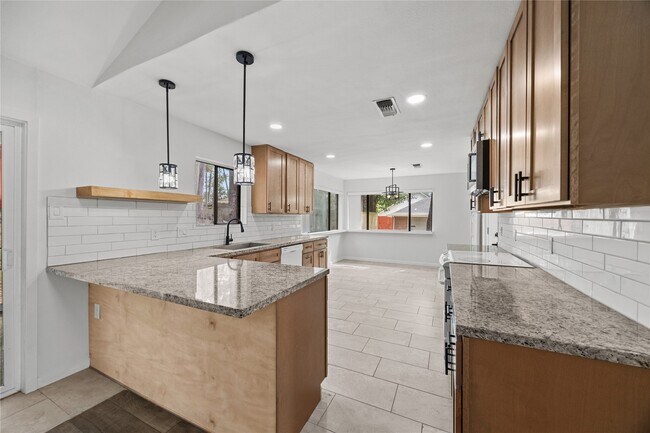 Building Photo - 431 Evergreen Dr