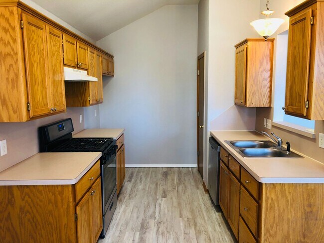 Building Photo - 3 bed 2 bath home for rent in Norman near SE 24th and Lindsey, new paint, new flooring, great area!