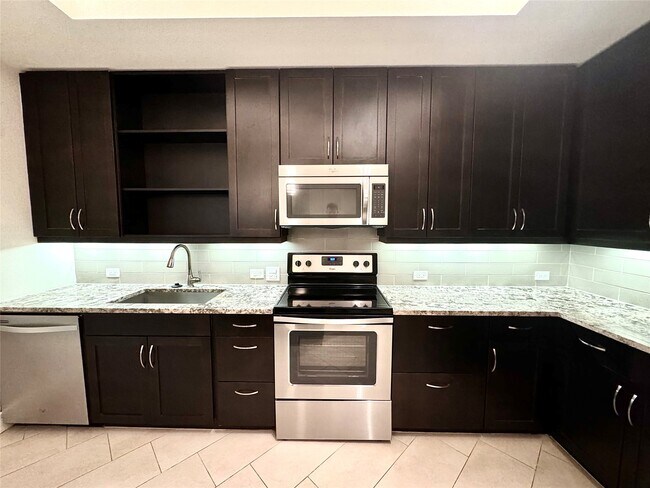 Building Photo - 2303 Mid Ln