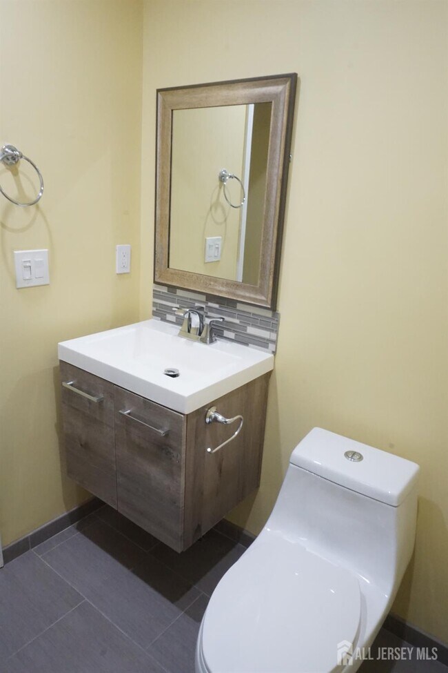 Building Photo - 160 Vasser Dr